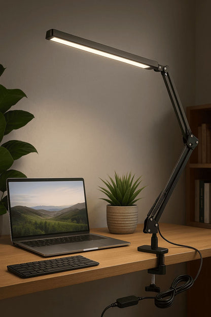 Lampe de bureau LED articulée avec pince de fixation – éclairage chaud sur bureau moderne avec ordinateur portable et clavier